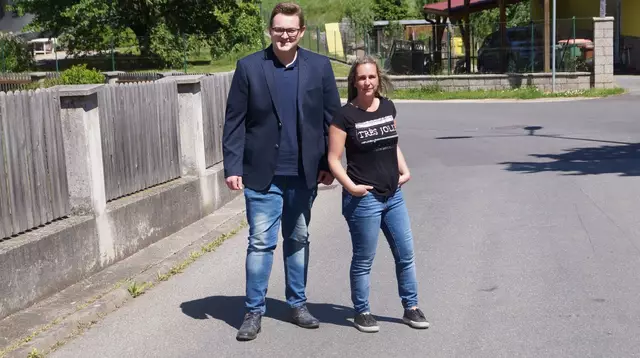 Christian Finster (FPÖ) vor Ort mit einer Anrainerin in Gösting um sich von der Situation der "Raser" ein Bild zu machen.  | Foto: FPÖ Graz