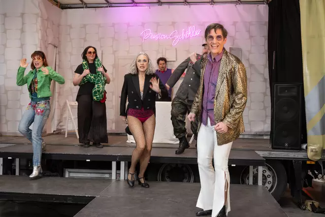 Das mobile Lastkrafttheater bringt den Bühnenklassiker "Pension Schöller" auch nach Herzogenburg– direkt auf seiner Lkw-Ladefläche. | Foto: anwora.com