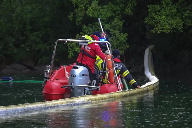 Mittels Feuerwehrboot und Saugwagen musste eine Ölverschmutzung in Marchtrenk aus der Traun entfernt werden. | Foto: laumat.at