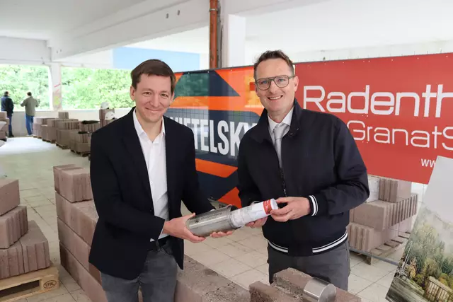Vizebürgermeister Armin Egger mit Bürgermeister Michael Maier zeigten sich sichtlich erfreut. | Foto: MeinBezirk.at