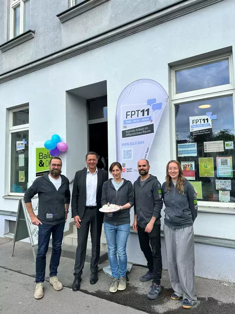 Das Fair Play Team Simmerings feiert sein 15-jähriges Bestehen mit Bezirksvorsteher Thomas Steinhart (SPÖ).  | Foto: BV11