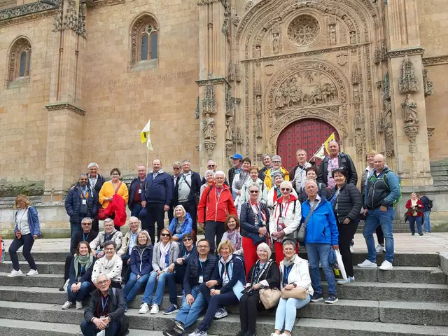 Foto (Leitgeb): Dechant Shinto (am Foto ganz links) mit der Reisegruppe des Pfarrverbandes Hl. Nikolaus vor der neuen Kathedrale von Salamanca. 
 | Foto: Matthias Leitgeb