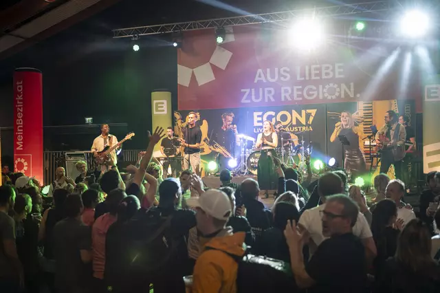 Auch beim Feiern kamen die Läuferinnen und Läufer noch einmal ordentlich ins Schwitzen. | Foto: Zemasch