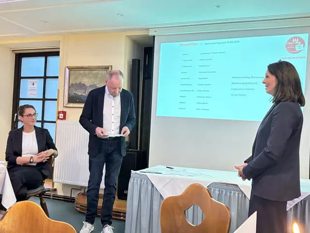 Wahlleiter Wolfgang Winkler befragte Monika Lechenbauer-Thurner (re) zu ihren Beweggründen, die Kaufmannschaft als Obfrau zu übernehmen. Vorgängerin Carina Frei (li) hörte interessiert zu. | Foto: Reichel