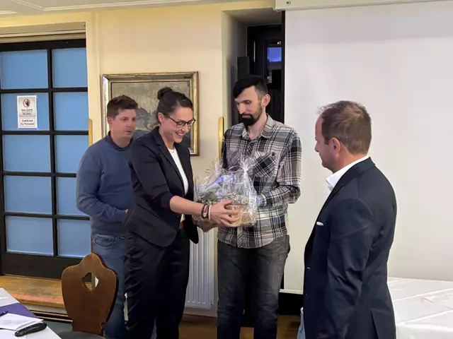 Als Dankeschön gab es noch ein Abschiedsgeschenk für Carina Frei. | Foto: Reichel