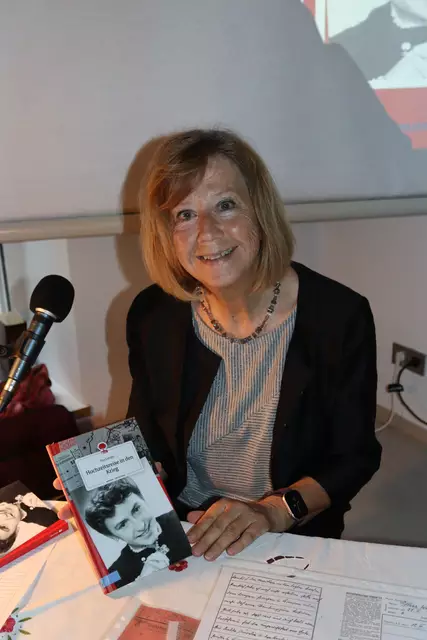 Eva Lunger präsentierte ihr erstes Buch am 21. Mai in der Stadtbibliothek Landeck.  | Foto: Elisabeth Zangerl
