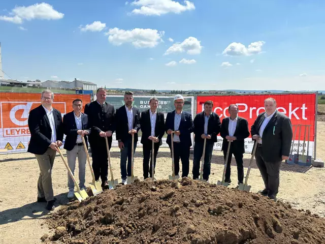 Offizieller Baustart für den W4 Business Campus mit Stephan Mayr, Thomas Berger, Martin Resel, Jürgen Wais, Reinhard Maly, Benjamin Zeilinger, Martin Rehberger, Josef Lamberg und Gernot Eissner. | Foto: Manuela Danzinger
