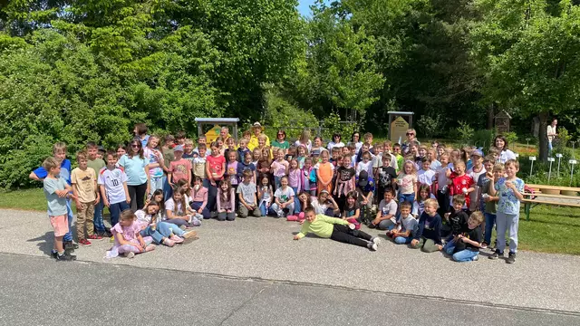 Die Kinder der Europaschule St. Michael ob Bleiburg mit ihren engagierten Lehrerinnen und den Mitgliedern des Bienenzuchtvereins St. Michael | Foto: Europaschule St. Michael ob Bleiburg