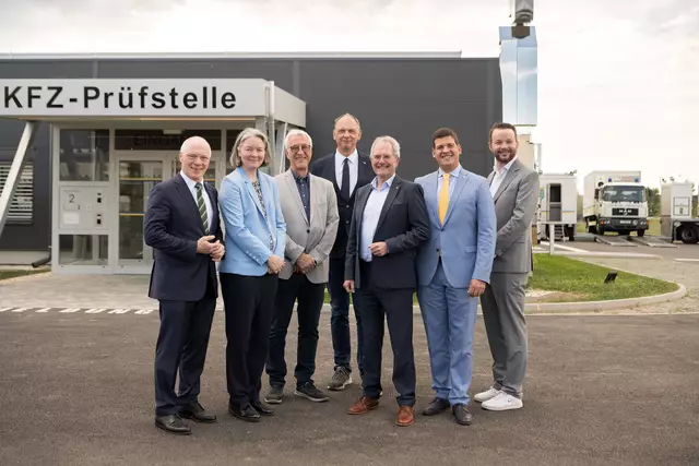 ecoplus Geschäftsführer Helmut Miernicki , Bezirkshauptfrau Gerlinde Draxler, Architekt Manfred Staudinger, Georg Hönig (Amt der NÖ Landesregierung), Landtagspräsident Karl Wilfing, Bürgermeister Dominic Litzka, Christoph Reiter-Havlicek (Amt der NÖ Landesregierung). | Foto: Thiem/MeinBezirk 