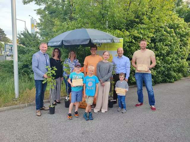 h.l.n.r. Obmann Bgm. Stefan Lang, Geschäftsführerin Ing. Angelika Büchler, Msc, Daniela Schmadlak, Bgm. Christoph Hohl, Mathias Forsthuber, Herbert Heller, v.l.n.r. Tristan Brunthaler, Gabriel Ernst, Annika Ernst, Tobias Forsthuber | Foto: Abfallverband Hollabrunn 