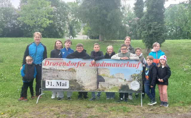 Organisator Thomas Dvorak und Mitwirkende Martina Riedl, sowie Kinder des Kindergarten, Volksschule und Mittelschule Drosendorf die sich schon auf die Veranstaltung freuen und alle mitlaufen. | Foto: Thomas Dvorak