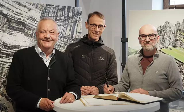 Marcello Nebl trug sich im Beisein von Bgm. Günter Salchner und Robert Pacher (v.r.) ins Goldene Buch der Stadt Reutte ein. | Foto: Robert Pacher