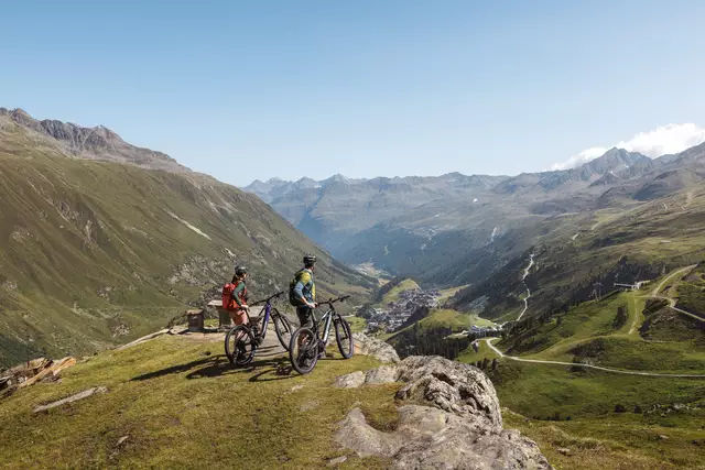 Hochalpine Sommerwellness – etwa beim E-Biken – garantiert ein Aufenthalt in Gurgl.
 | Foto: Ötztal Tourismus/Roman Huber