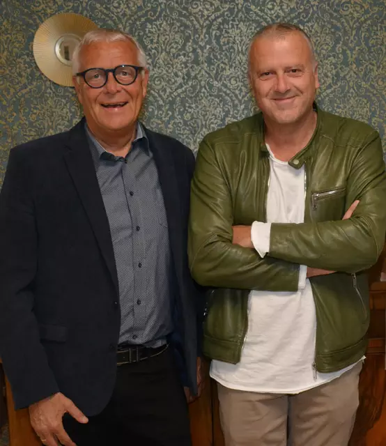 Von links: Christoph Wötzer, Präsident der Vinzenzgemeinschaften Tirol, mit Bestsellerautor und Jurymitglied Bernhard Aichner. | Foto: Vinzenzgemeinschaften Tirol