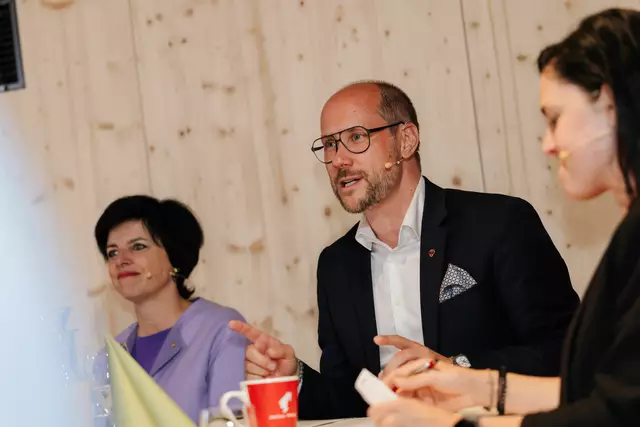 LR Gerber nahm zu zahlreichen politischen Anliegen Stellung. | Foto: Tirol Werbung/Elias Bachmann