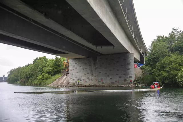 Mittels Feuerwehrboot und Saugwagen musste eine Ölverschmutzung in Marchtrenk aus der Traun entfernt werden. | Foto: laumat.at