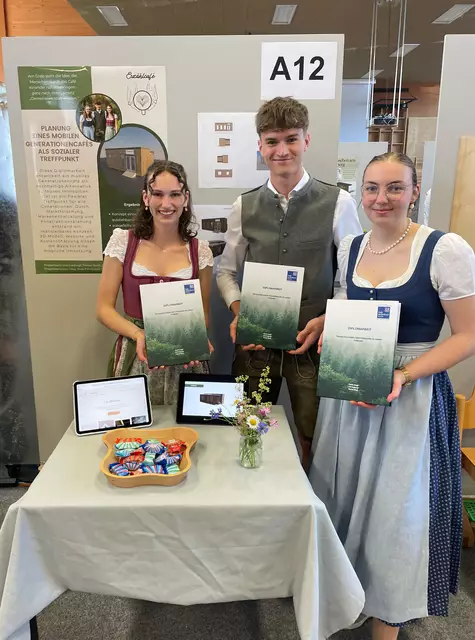 Emilia Gaggl, Florian Weiß und Lisa Goldnagl (v.li.) haben mit ihrem mobilen Generationencafe den HTK-Award in Gold in der Kategorie HTL gewonnen – Partnerbetrieb Cornelia Thöni | Foto: Holztechnikum Kuchl, Johanna Kanzian