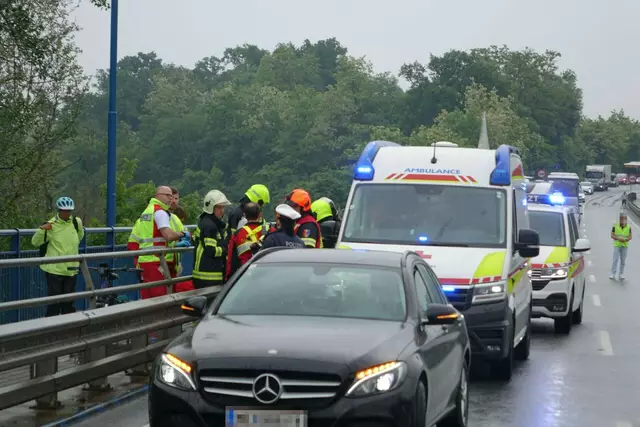 Ein zufällig vorbeikommender Arzt erkannte die kritische Lage, hielt sofort an und leistete Erste Hilfe.  | Foto: DOKU-NÖ