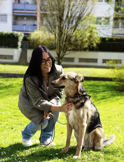 Susanne Schmidt-Neubauer mit Demenz-Begleithund Felton. | Foto: Caritas Salzburg