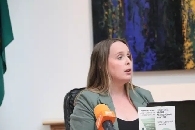 Nadine Falbesoner von der Umweltwerkstatt Landeck begleitet die Maßnahmen. | Foto: Seelos