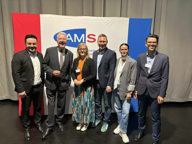 Vertreter aus Wirtschaft, Politik und Arbeitsmarktservice sind sich einig: "Menschen mit Fluchthintergrund muss rasch geholfen werden." (Gemeinderat Yusuf Yörük; BGM Klaus Schneeberger; Landesgeschäftsführerin des AMS NÖ Sandra Kern; ÖGB Regionalsekretär Sebastian Zenz; Andrea List-Margreiter, Bezirksstellenleiter:in. Wirtschaftskammer Niederösterreich; Mevlüt Kücükyasar, Geschäftsstellenleiter des AMS Wiener Neustadt) | Foto: Zezula