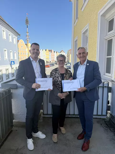 V. l.: Finanzstadtrat Paul Königsberger, Martha Quirchtmaier (Leitung Abteilung Finanzen) und Bürgermeister Günter Streicher. | Foto: Stadtgemeinde Schärding