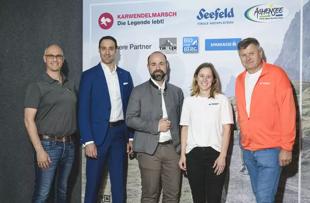 Starkes Team hinter der Legende (v.l.): Anton Heufelder (Geschäftsführer Naturpark Karwendel), Walter Lackner (Leiter Geschäftsfeldentwicklung, Tiroler Sparkasse), Simon Wolf (Obmann BIO vom BERG), Lisa Krenkel (Leitung Marketing Tourismusverband Seefeld) und Martin Tschoner (Geschäftsführer Achensee Tourismus). | Foto: Karwendelmarsch / Oss