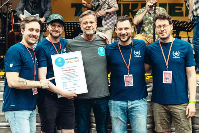 Weltrekord! Ein emotionaler Moment für das Organisationsteam um Johannes Brenner, der Marzer Wolfgang Hüller, Tobias Schweiger und Stephan Reck.  | Foto: Beer Pong Austria_MARKS