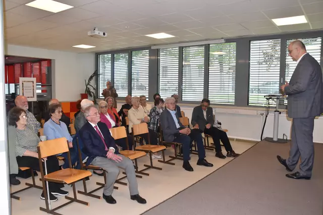 In der Schule gab es noch weitere Informationen über die aktuellen Bildungsmöglichkeiten, ehe ein kurzer Rundgang folgte. | Foto: Michael Strini