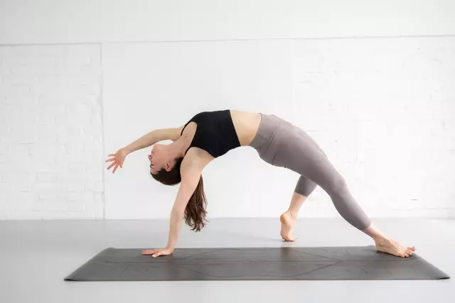 Das Angebot reicht von Yogakursen in Kleingruppen über Gesundheitscoaching bis hin zu Somatic & Emotional Release-Behandlungen. | Foto: IrisAmaliaPhotography