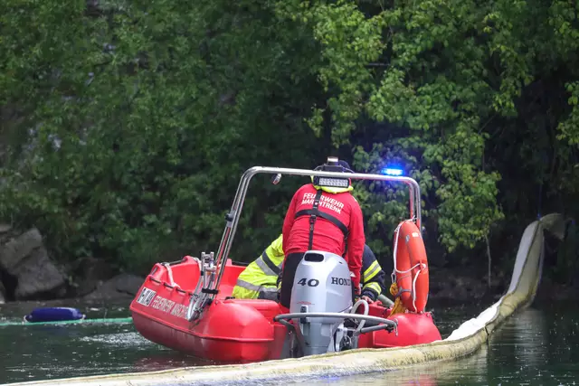 Mittels Feuerwehrboot und Saugwagen musste eine Ölverschmutzung in Marchtrenk aus der Traun entfernt werden. | Foto: laumat.at
