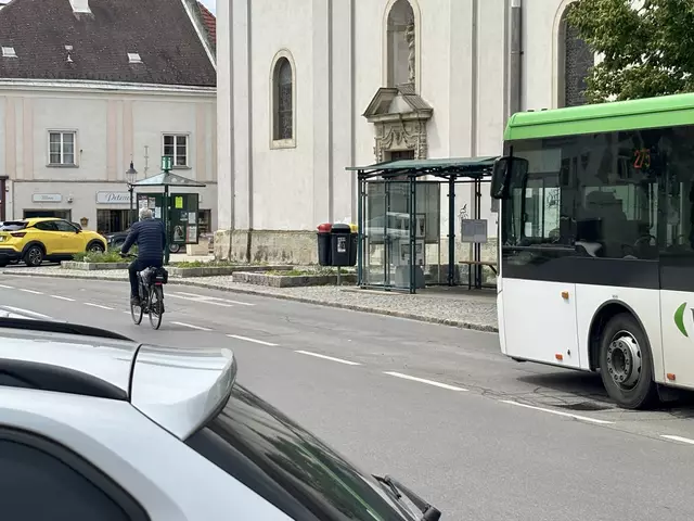 Radfahrer, Autos und Busse teilen sich am Brucker Hauptplatz eine Verkehrsfläche.  | Foto: Bachhofner