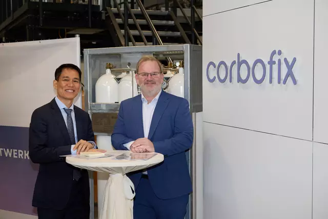 Das Corbofix-Team: Doan Minh Tu (l.) und Geschäftsführer Christian Steinbrecher präsentierten das weltweit erste dezentrale Biomasse-Kleinkraftwerk in St. Michael. | Foto: APA-Fotoservice FIEDLERPHOTO