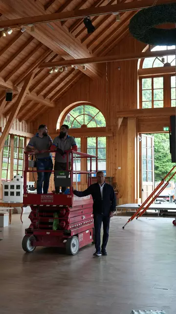 Geschäftsführer Dieter Ehrengruber in der leeren Besucherhalle. | Foto: Gut Aiderbichl