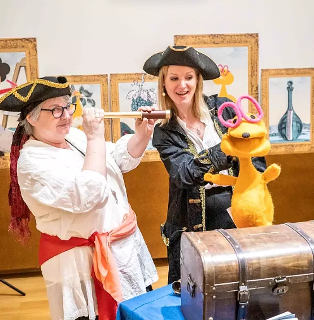 Kinder reisen im interaktiven Mitmach-Theater mit der Kunstpiratin Pia und einem frechen, wissbegierigen Ziesel durchs Weltkulturerbe Wachau.
Bild (v.l.n.r.): Eva Schafranek und Viktoria Göls | Foto: Kunstmeile Krems 