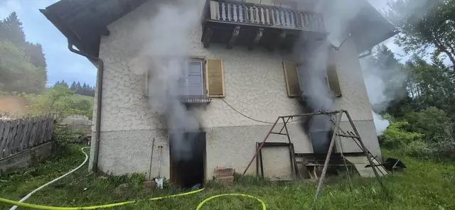 Beim Eintreffen der Einsatzleitung wurde bereits eine starke Rauchentwicklung festgestellt. | Foto: Freiwillige Feuerwehr Friesach