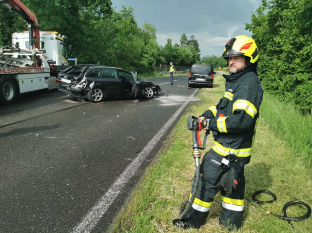 Drei Fahrzeuge sind aus bislang unbekannter Ursache kollidiert. | Foto: FF Kronstorf