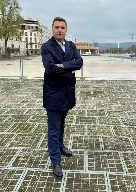 FPÖ-Stadtrat Michael Raml schlägt vor, den Bauzaun auf dem Urfaraner Marktgelände durch bepflanzte Blumentröge zu ersetzen. | Foto: FPÖ Linz