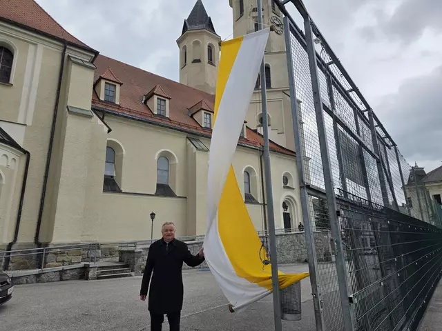 Pfarrer P. Hermann Sandberger vor der weiß-gelben Festfahne bei der Amstettner Herz Jesu-Kirche. | Foto: Zarl
