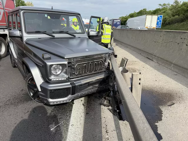 Der Mercedes verunfallte aus unbekannter Ursache auf der Ostautobahn. | Foto: FF Schwechat