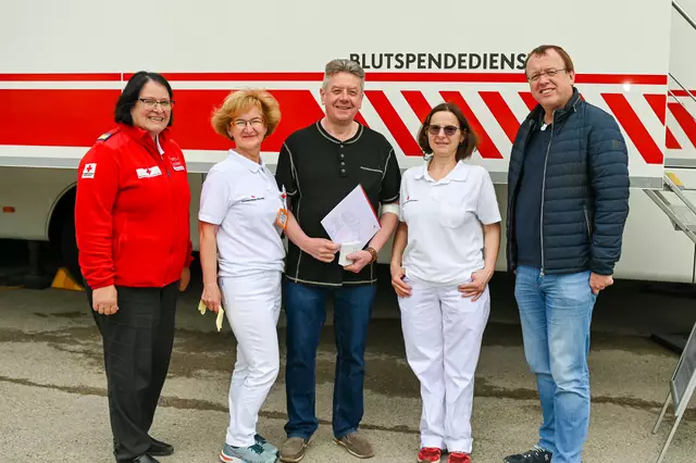 Marina Fischer (Rotes Kreuz Atzenbrugg), Helene Winkler (Blutspendezentrale), Heinrich Kronsteiner (Medaille Gold mit goldenem Lorbeerkranz), Gorana Zivojinovic (Blutspendezentrale), Johannes Diemt (BGM Würmla). | Foto: RK