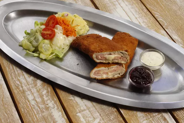 Traditionelle Schnitzelrollen begeistern im Concordia Schlössl.  | Foto: Concordia Schlössl