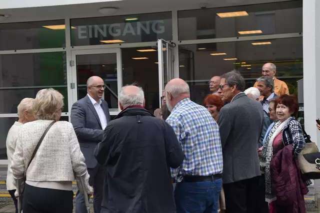 Direktor Andreas Lonyai berichtete den besonderen Gästen über die Entwicklung der Schule seit deren Matura. | Foto: Michael Strini