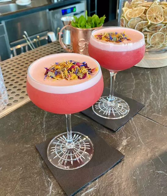 Die bunten Cocktailkreationen in der Aurora Rooftop Bar. | Foto: Barbara Schuster/MeinBezirk