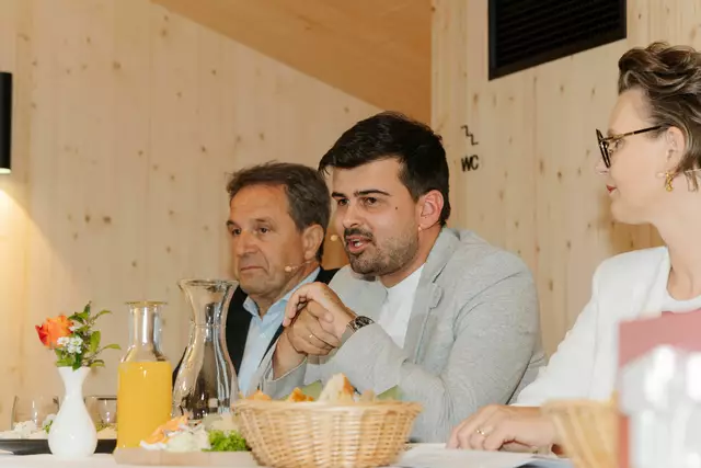 Geschäftsführer der Schultz Gruppe Maximilian Schultz freute sich über die positive Tourismusgesinnung in Osttirol. | Foto: Tirol Werbung/Elias Bachmann