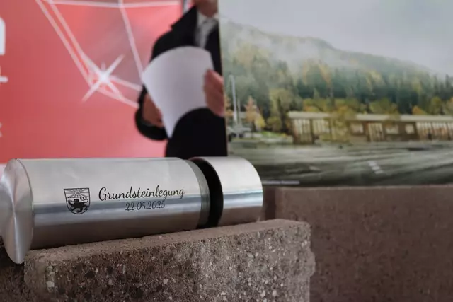 Die Grundsteinlegung wurde mit Unterschriften aller Projektbeteiligten verewigt. | Foto: MeinBezirk.at