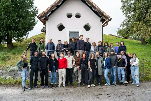 Nach 2021 im Flachgau und 2022 im Lungau dürfen sich Fans der zeitgenössischen Kunst heuer über den „Supergau“ im Pinzgau freuen. Die dritte Ausgabe des Festivals wird erstmals gänzlich vom Land Salzburg veranstaltet und findet von 23. Mai bis 1. Juni 2025 statt. Im Bild: Künstlerinnen und Künstler mit Mitgliedern des Veranstaltungsteams. Oktober 2024, Mittersill. | Foto: Supergau/Bernhard Müller