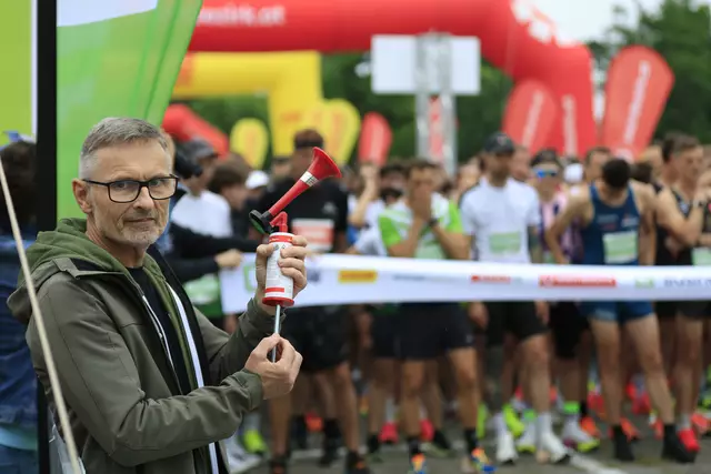Anton Wippel von Mitorganisator Hikimus gab den Startschuss. | Foto: GEPA pictures