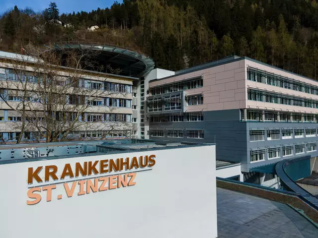 Zwei verletzte Personen wurden in das Krankenhaus Zams gebracht. Drei Fahrzeuge waren am Unfall beteiligt. (Archivbild) | Foto: Provisuals