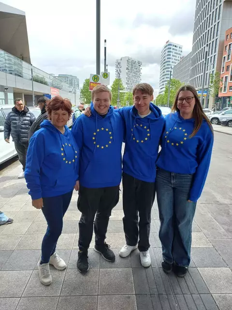 Die EU-Pullover stehen ihnen sehr gut (v l.): Lehrerin Gerlinde Lick mit Tobias Dörfler, Martin Schüller und Katharina Posch zu Gast in der Slowakei. | Foto: Europagymnasium Leoben